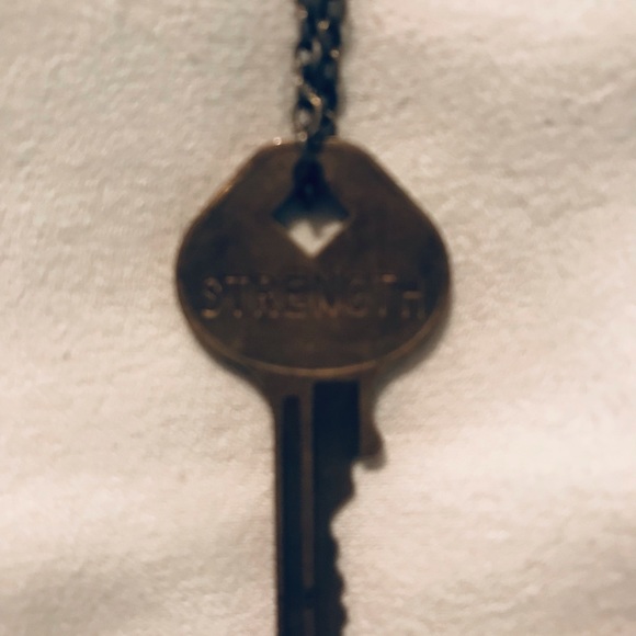 Giving Key necklaces - Picture 6 of 6